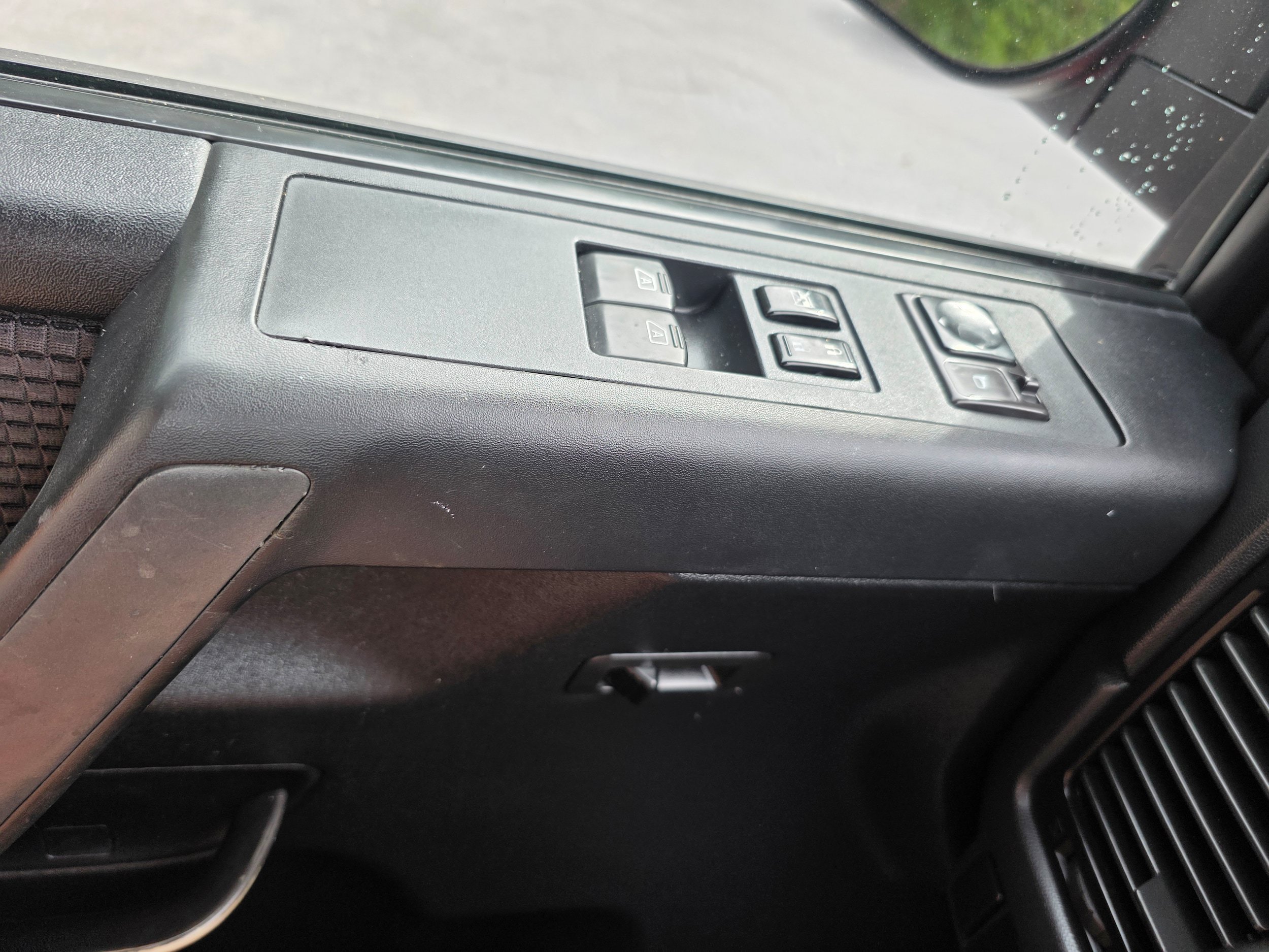 Used 2012 Nissan Titan SV w/ SV Value Truck Pkg AWD/4WD image 18