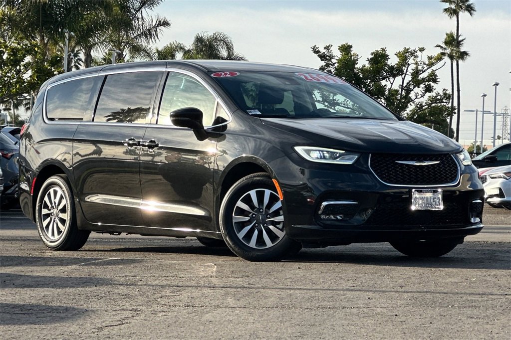 Used 2022 Chrysler Pacifica Touring-L image 2