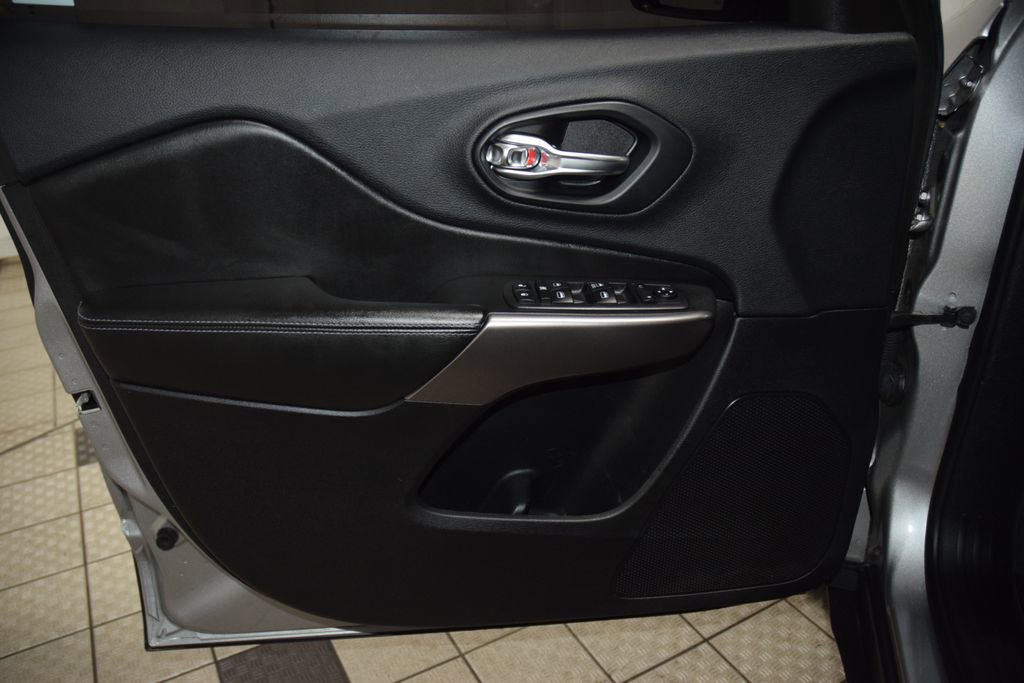 Used 2019 Jeep Cherokee Latitude w/ Cold Weather Group image 41