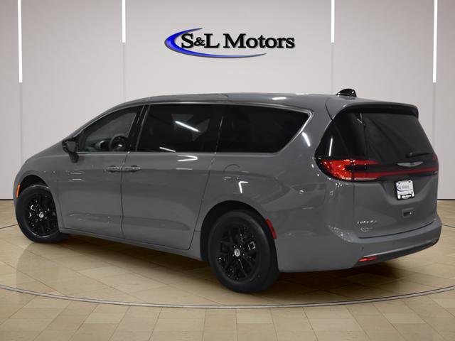 Used 2025 Chrysler Pacifica Select FWD image 4