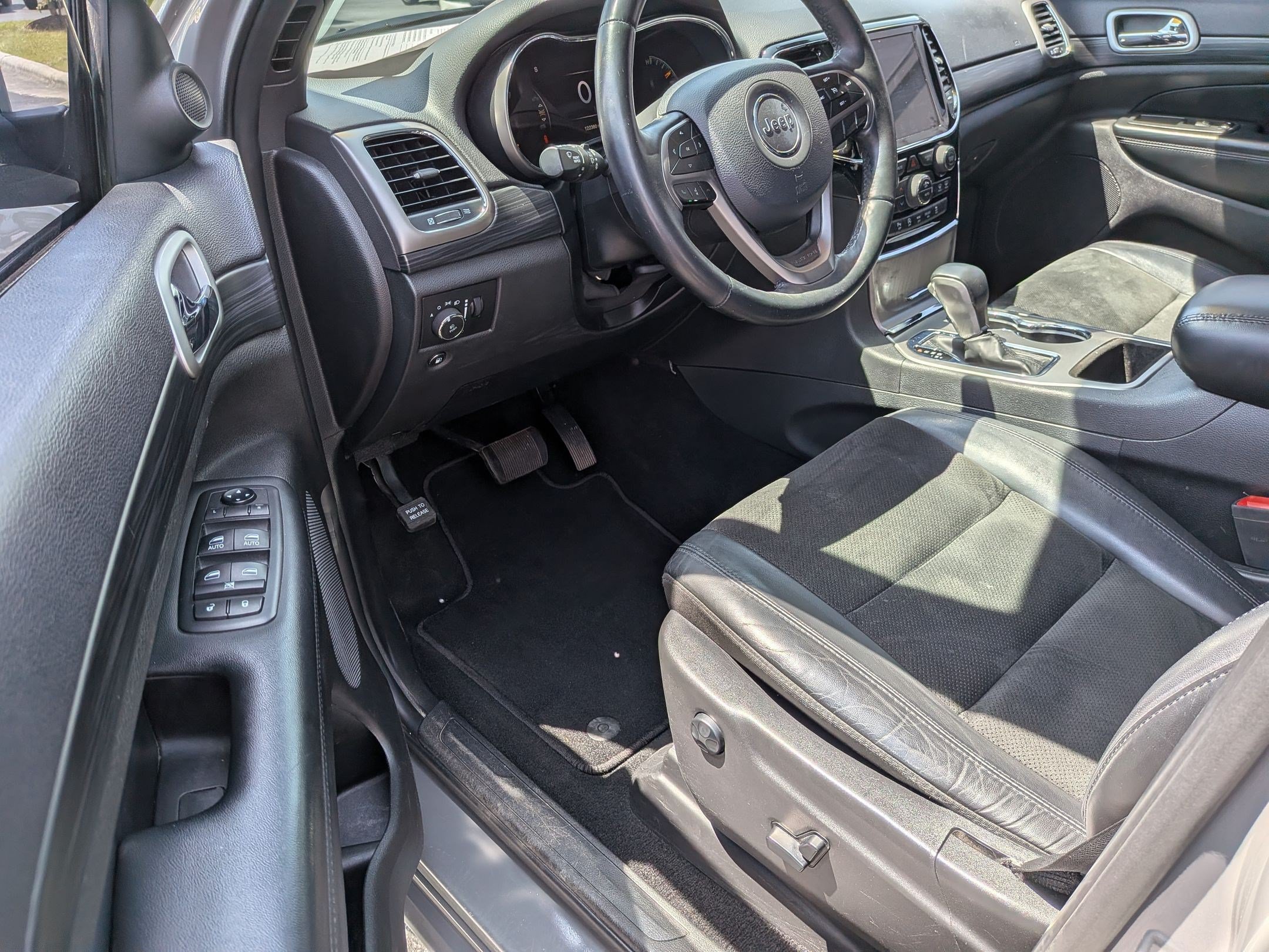 Used 2019 Jeep Grand Cherokee Altitude AWD/4WD image 11