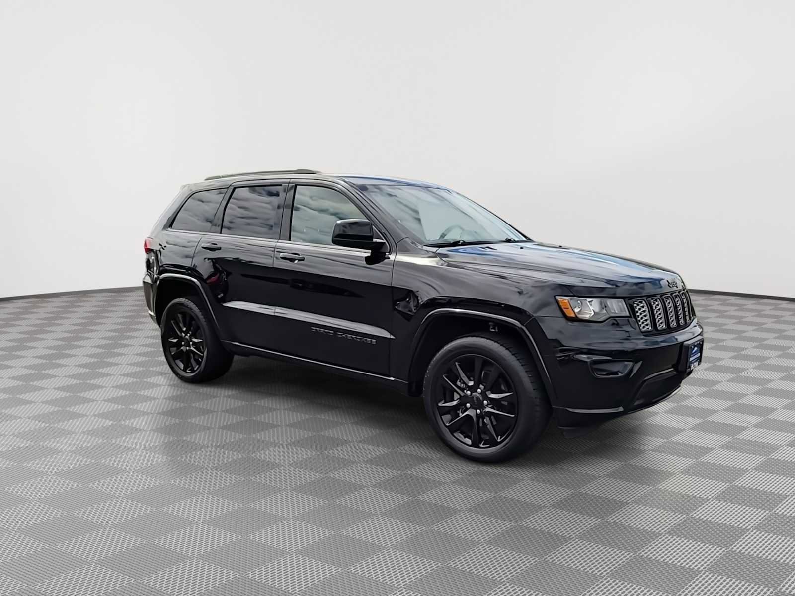 Used 2017 Jeep Grand Cherokee Altitude image 2