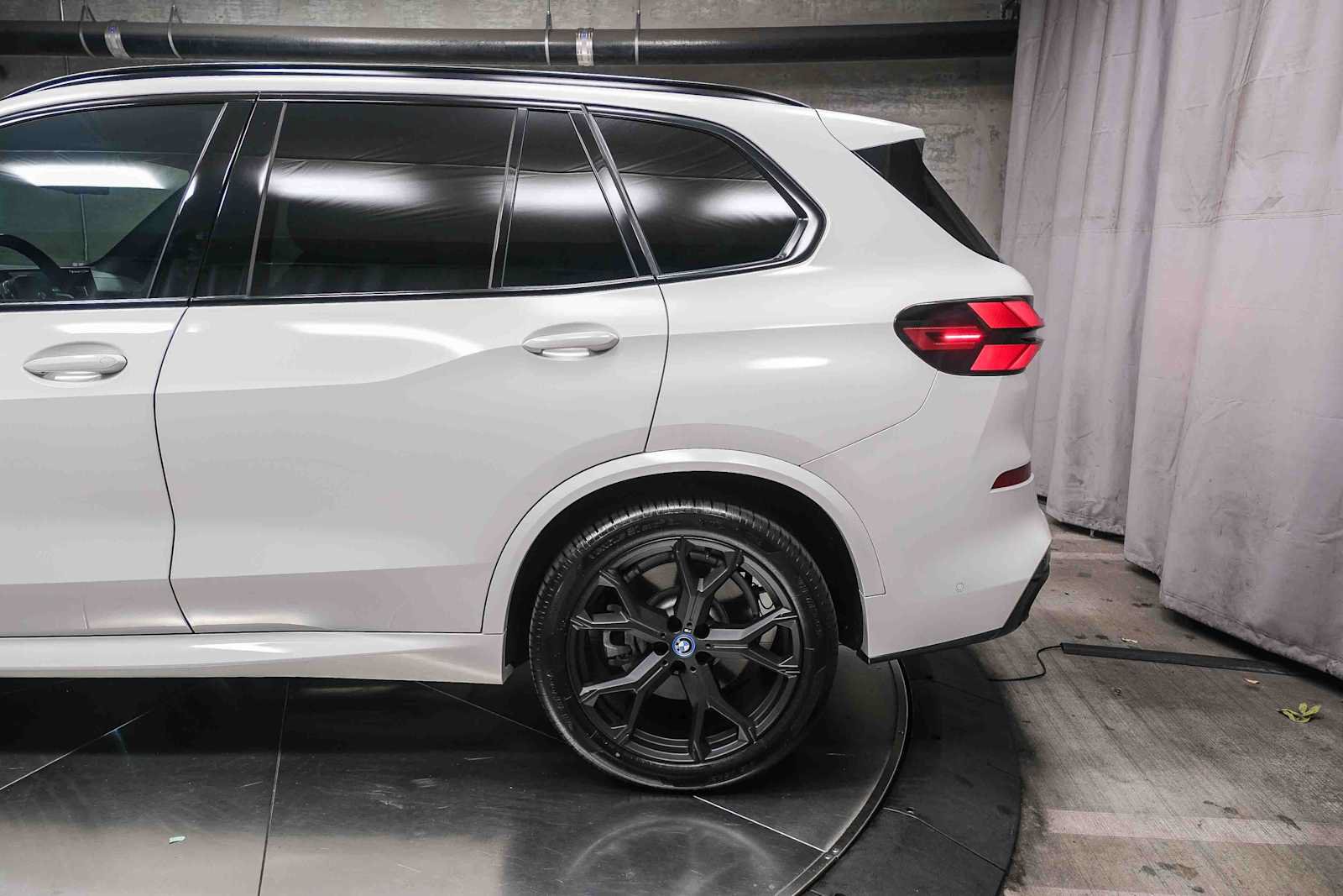 Used 2024 BMW X5 xDrive50e w/ M Sport Package AWD/4WD image 8