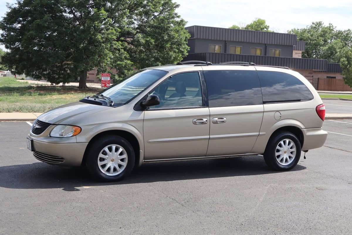 Used 2002 Chrysler Town & Country EX FWD image 10