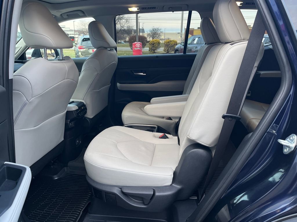 Certified 2025 Toyota Grand Highlander Platinum image 23