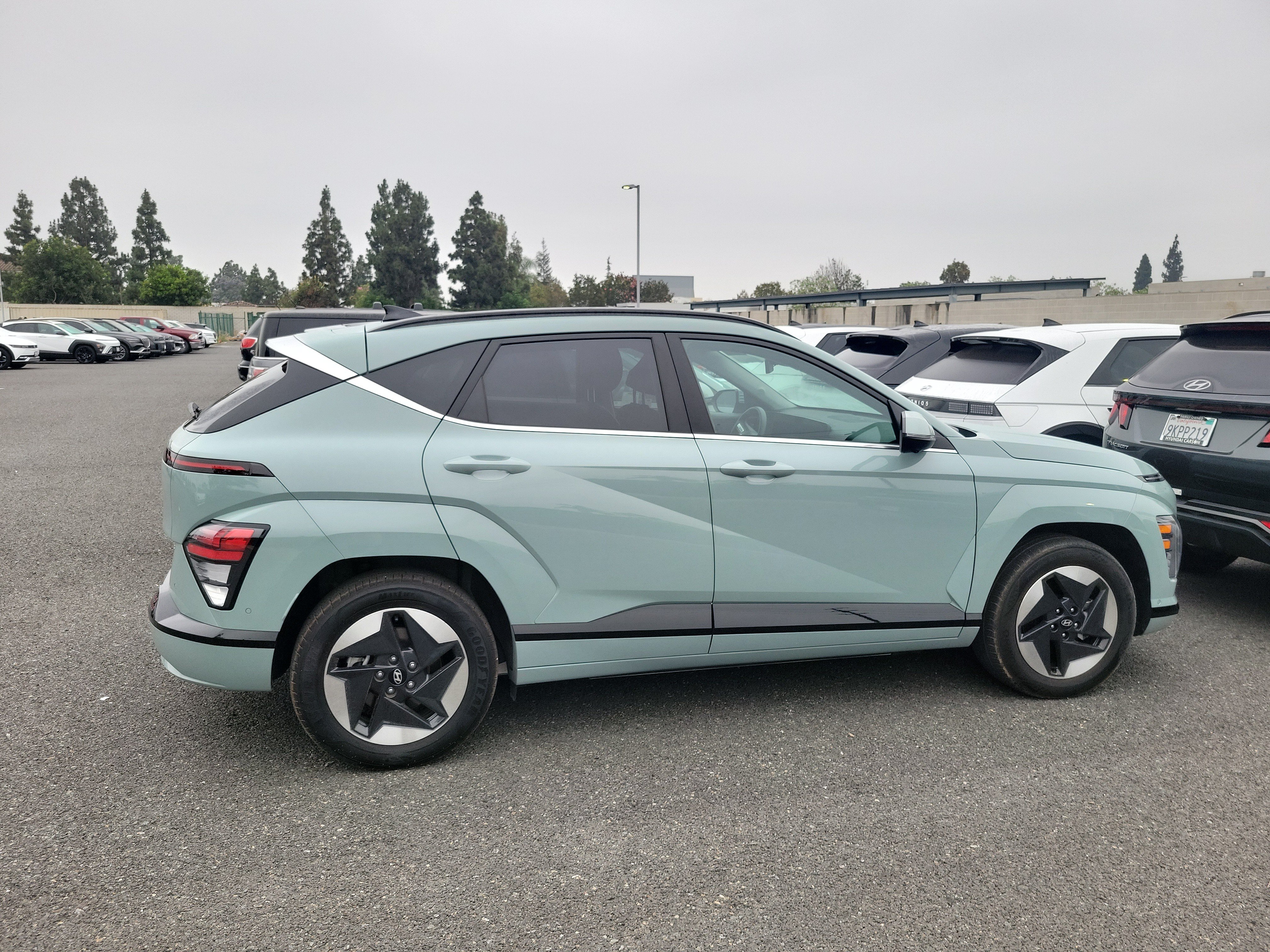 Used 2024 Hyundai Kona Limited FWD image 4