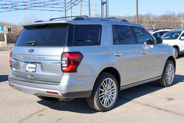 Used 2024 Ford Expedition Limited image 3