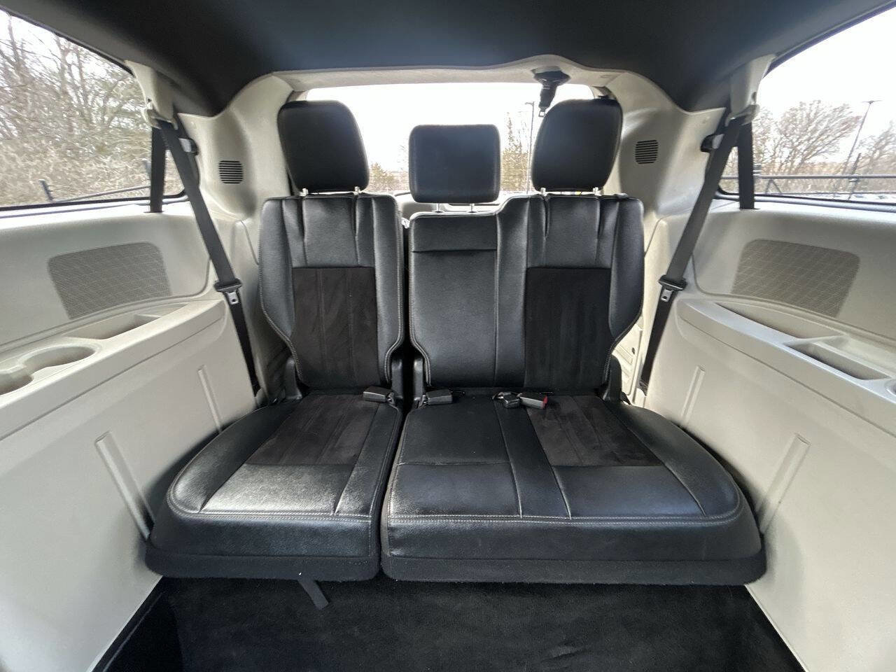 Used 2018 Dodge Grand Caravan SXT image 24