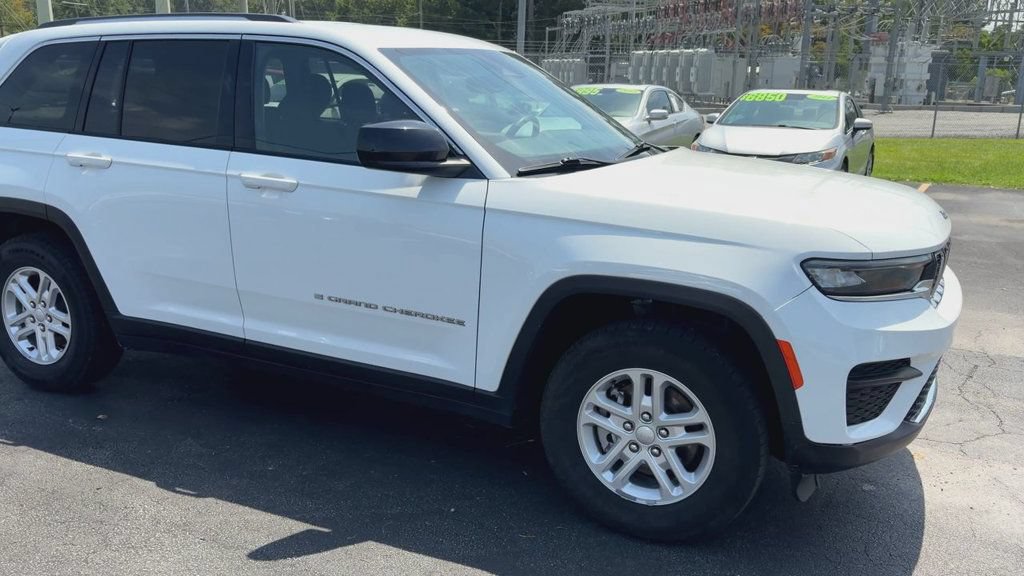 Used 2023 Jeep Grand Cherokee Laredo RWD image 2