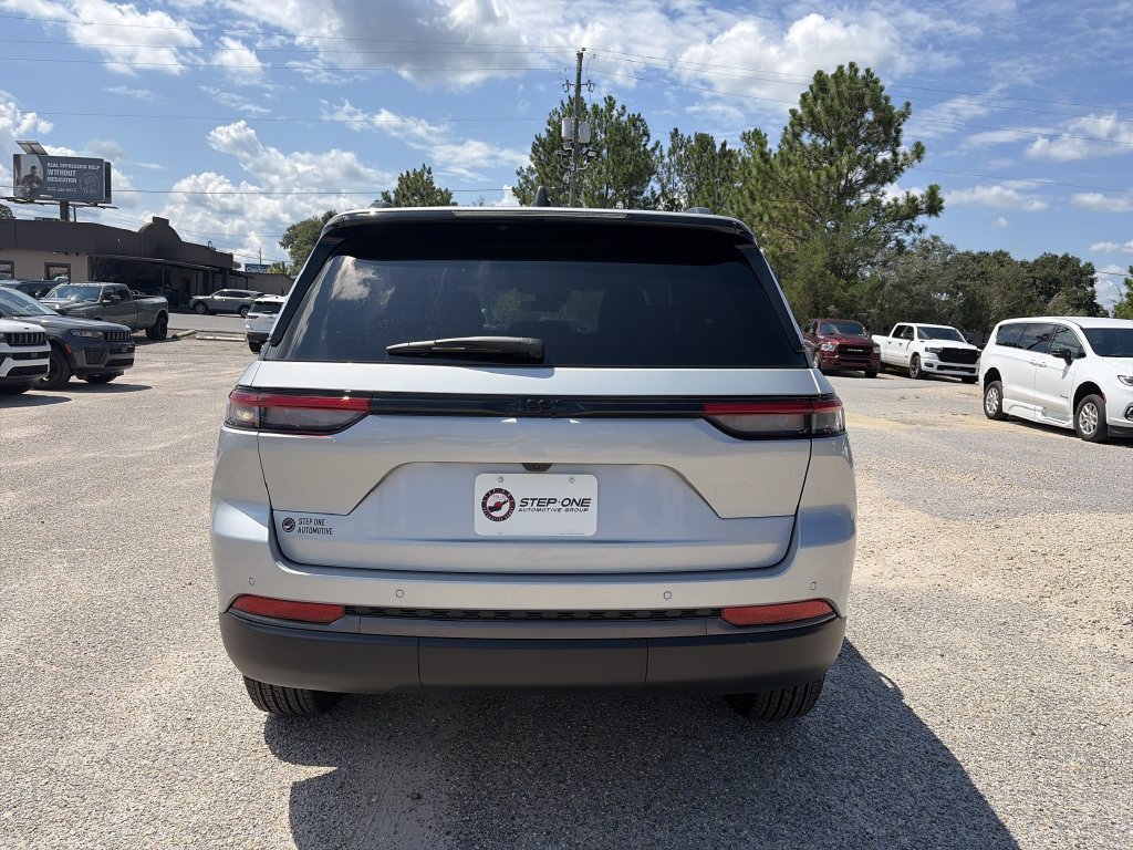 New 2026 Jeep Grand Cherokee Altitude RWD image 5