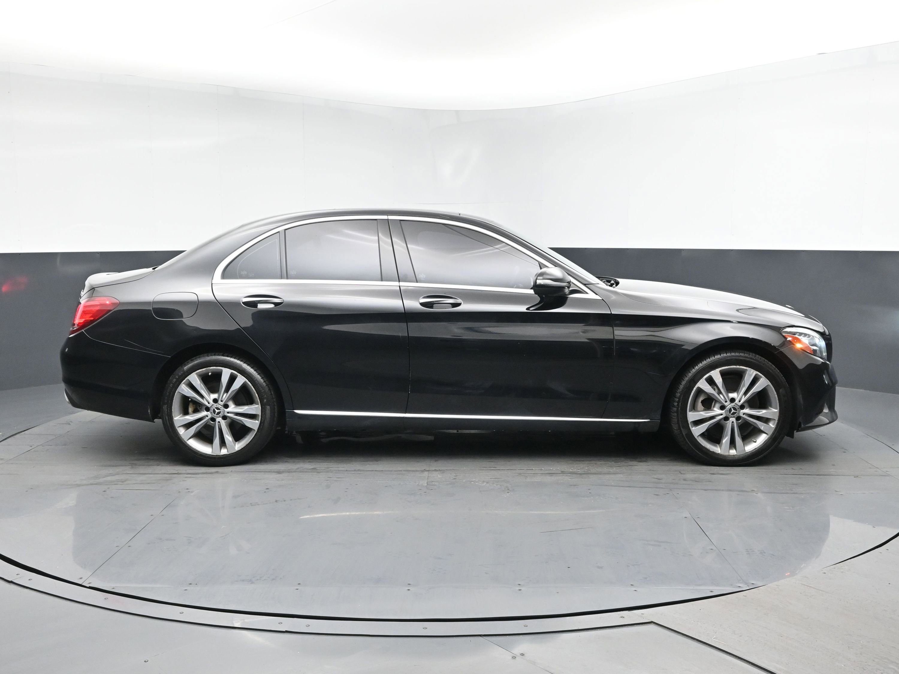 Used 2019 Mercedes-Benz C 300 4MATIC Sedan image 3