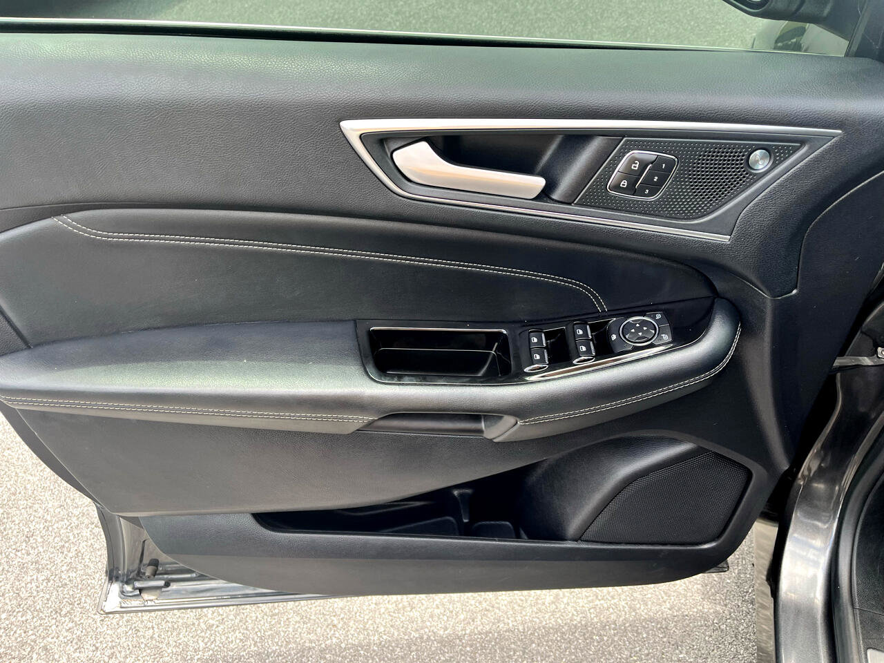 Used 2020 Ford Edge Titanium image 12