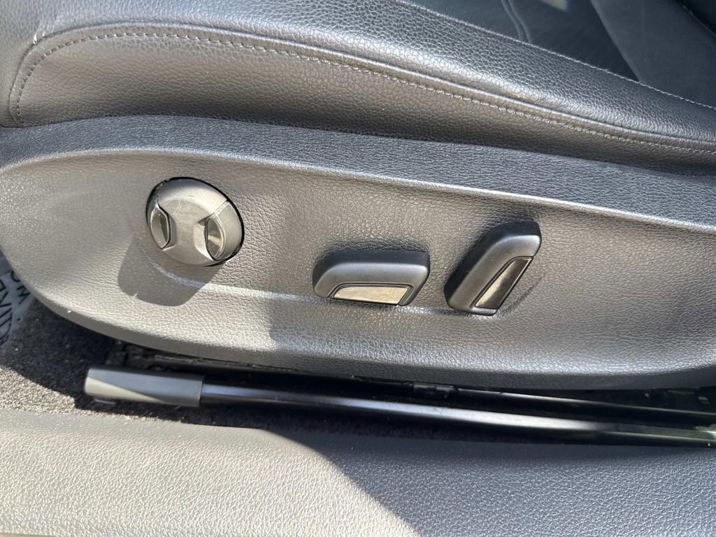 Used 2018 Volkswagen Passat 2.0T R-Line w/ R-Line Lighting Package FWD image 28
