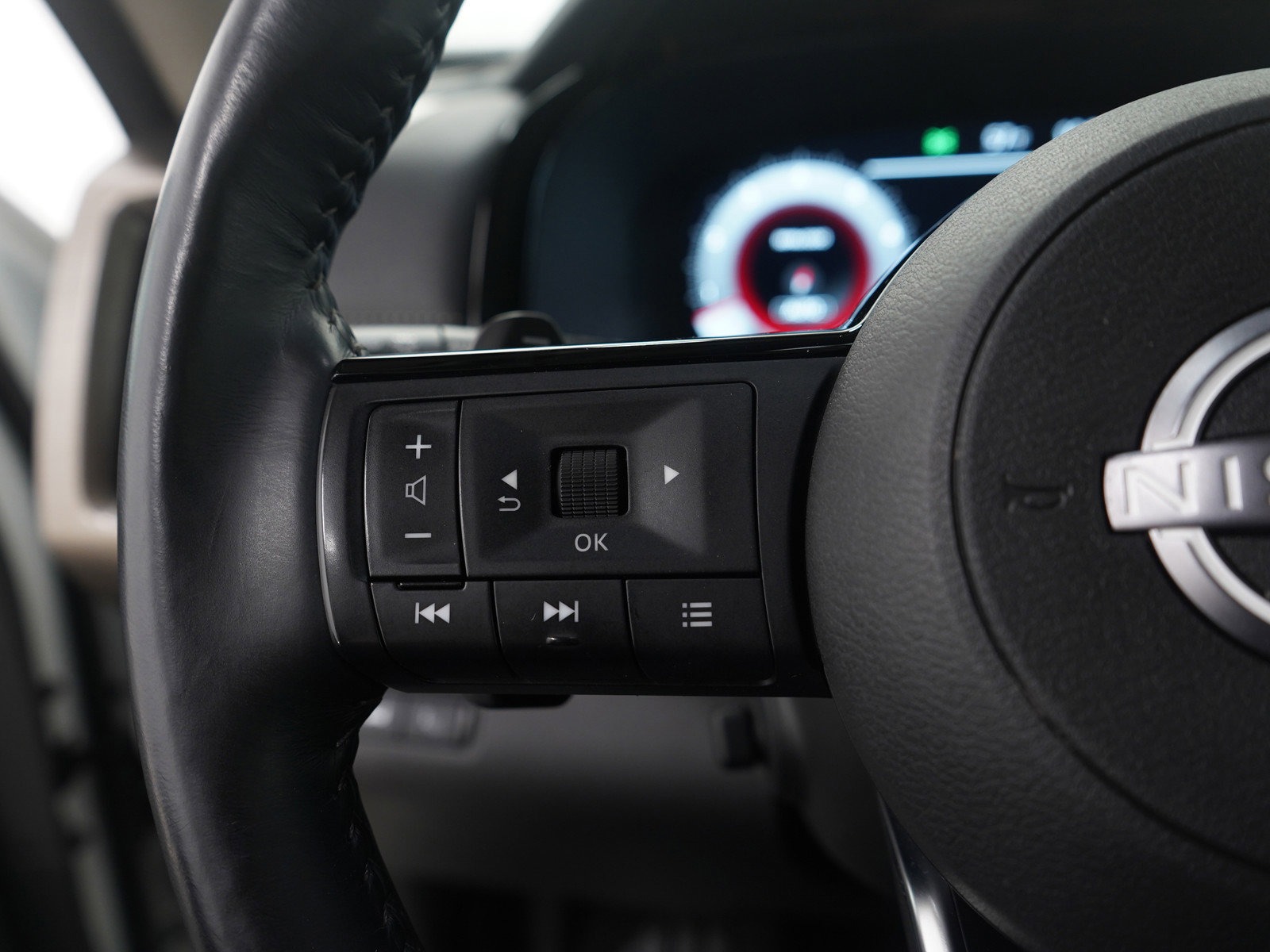 Used 2024 Nissan Pathfinder Platinum image 32