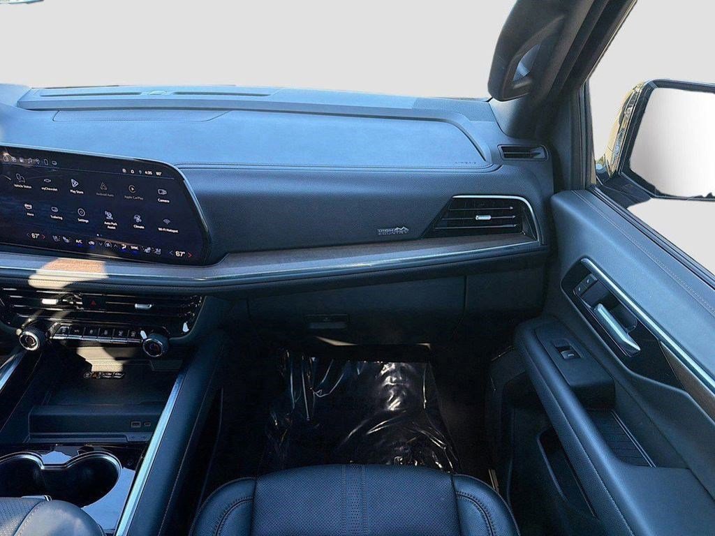 Used 2025 Chevrolet Suburban High Country RWD image 20