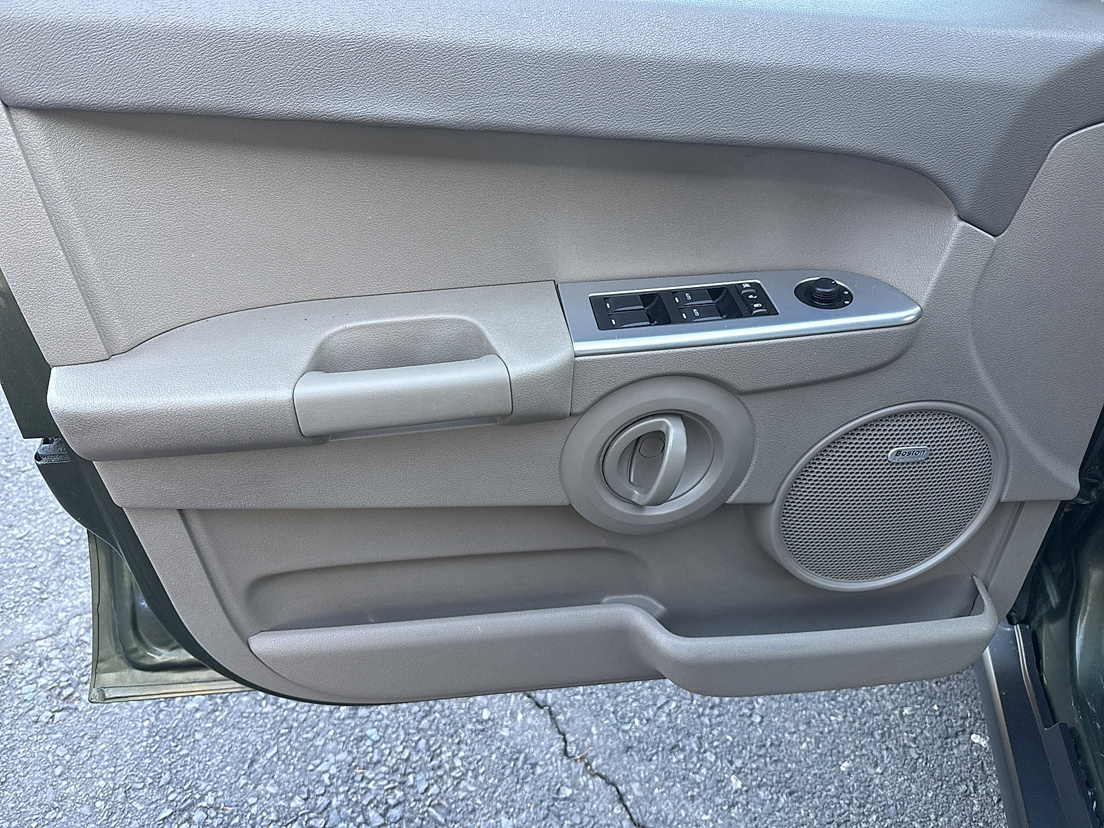 Used 2008 Jeep Commander Sport image 26