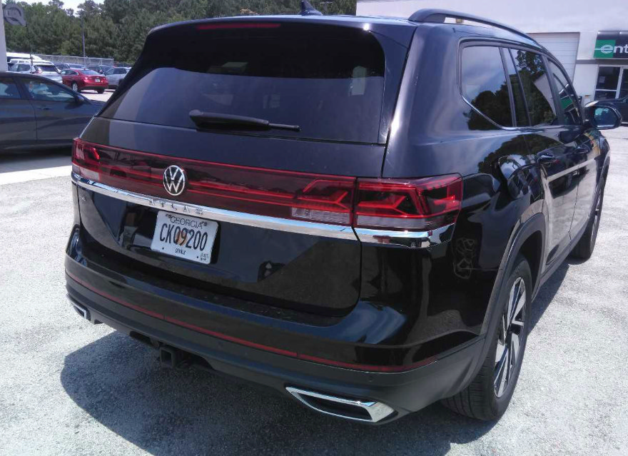 Used 2025 Volkswagen Atlas SE FWD image 2