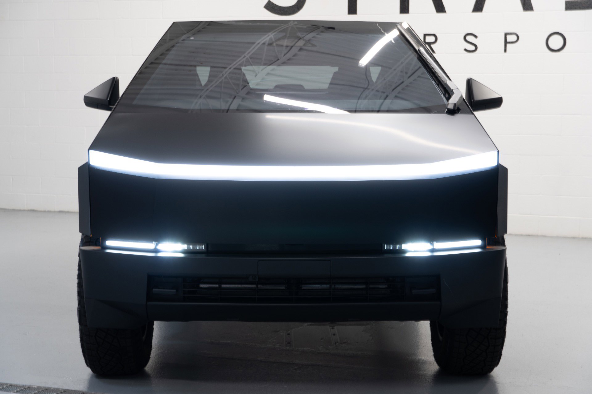 Used 2024 Tesla Cybertruck AWD Crew Cab image 2