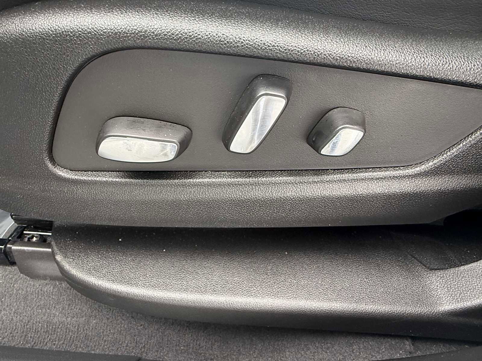 Used 2024 Cadillac XT6 Sport image 17