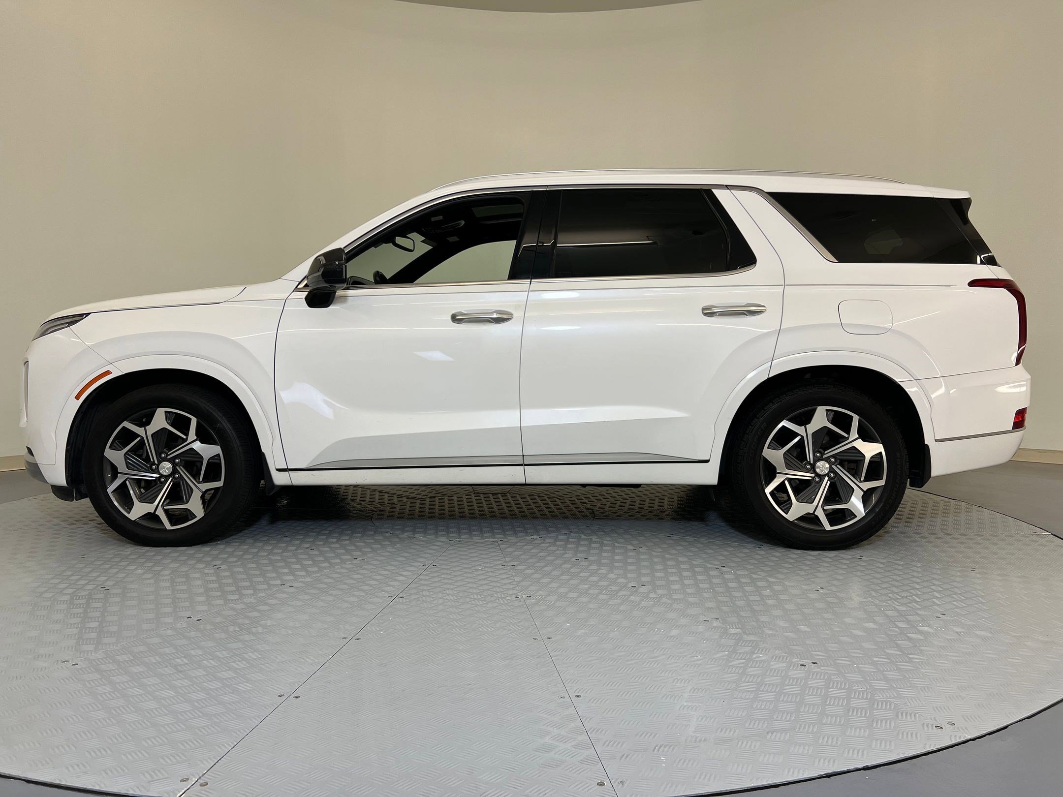 Used 2021 Hyundai Palisade Calligraphy image 2