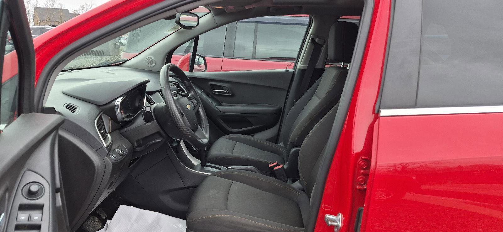 Used 2017 Chevrolet Trax LT w/ Sun & Sound Package image 6
