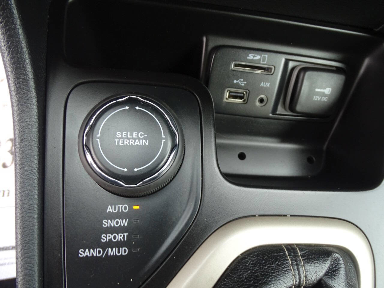 Used 2018 Jeep Cherokee Latitude w/ Quick Order Package 26T image 27