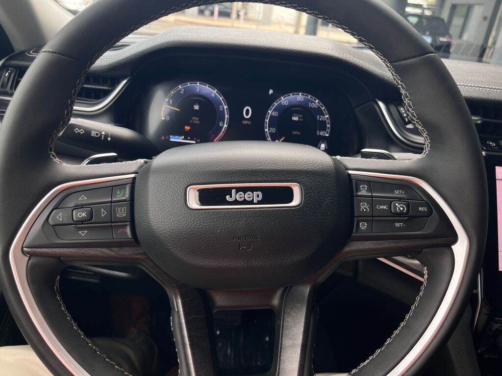 Used 2023 Jeep Grand Cherokee Limited image 15