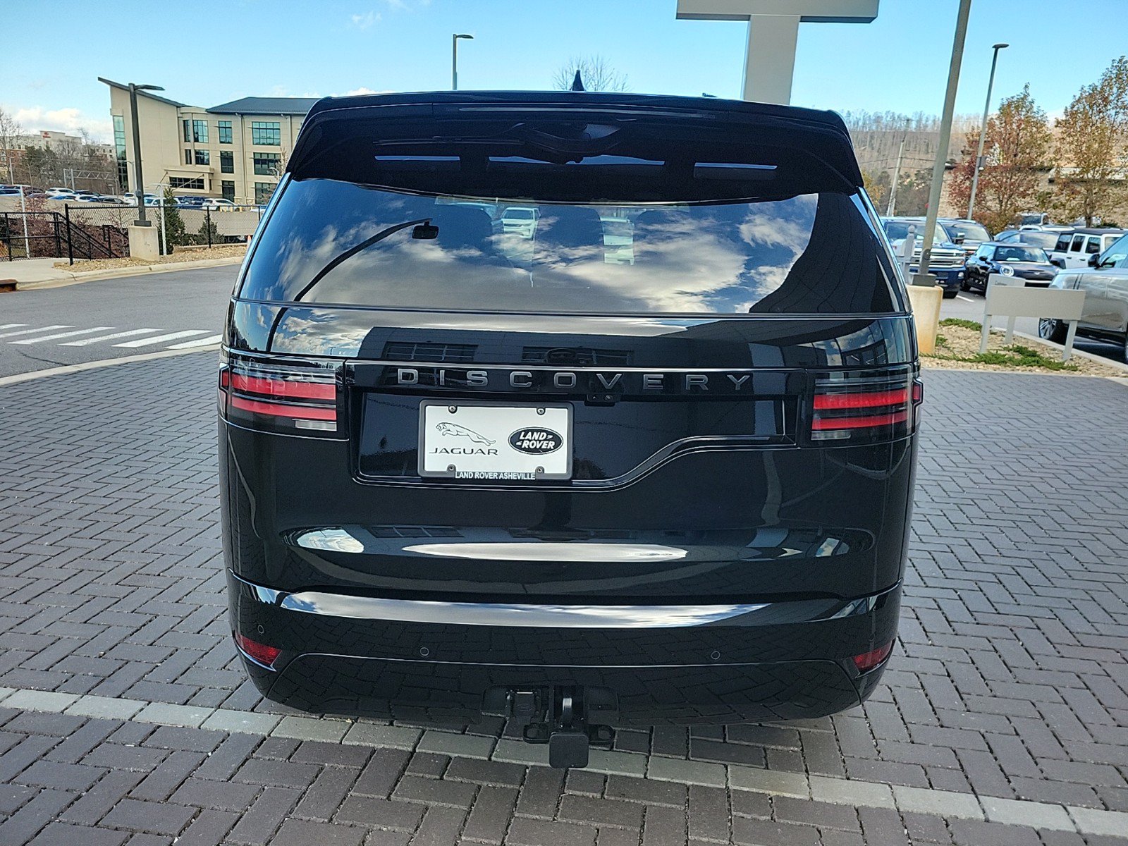 Used 2025 Land Rover Discovery Dynamic SE AWD/4WD image 6