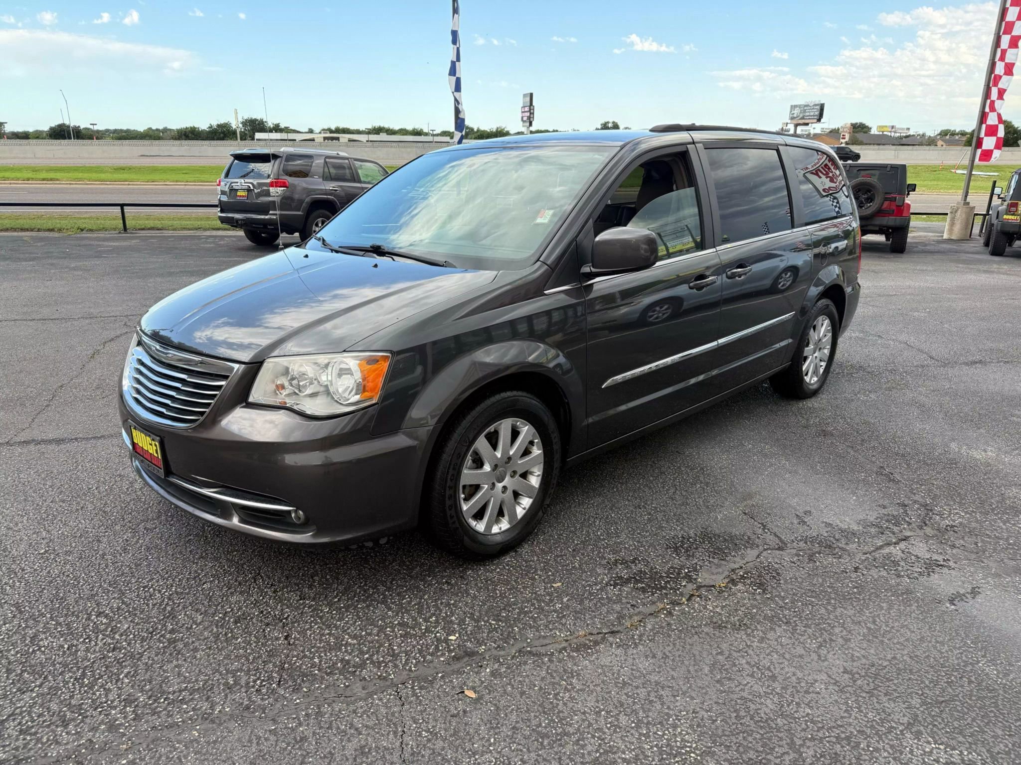 Used 2016 Chrysler Town & Country Touring image 1