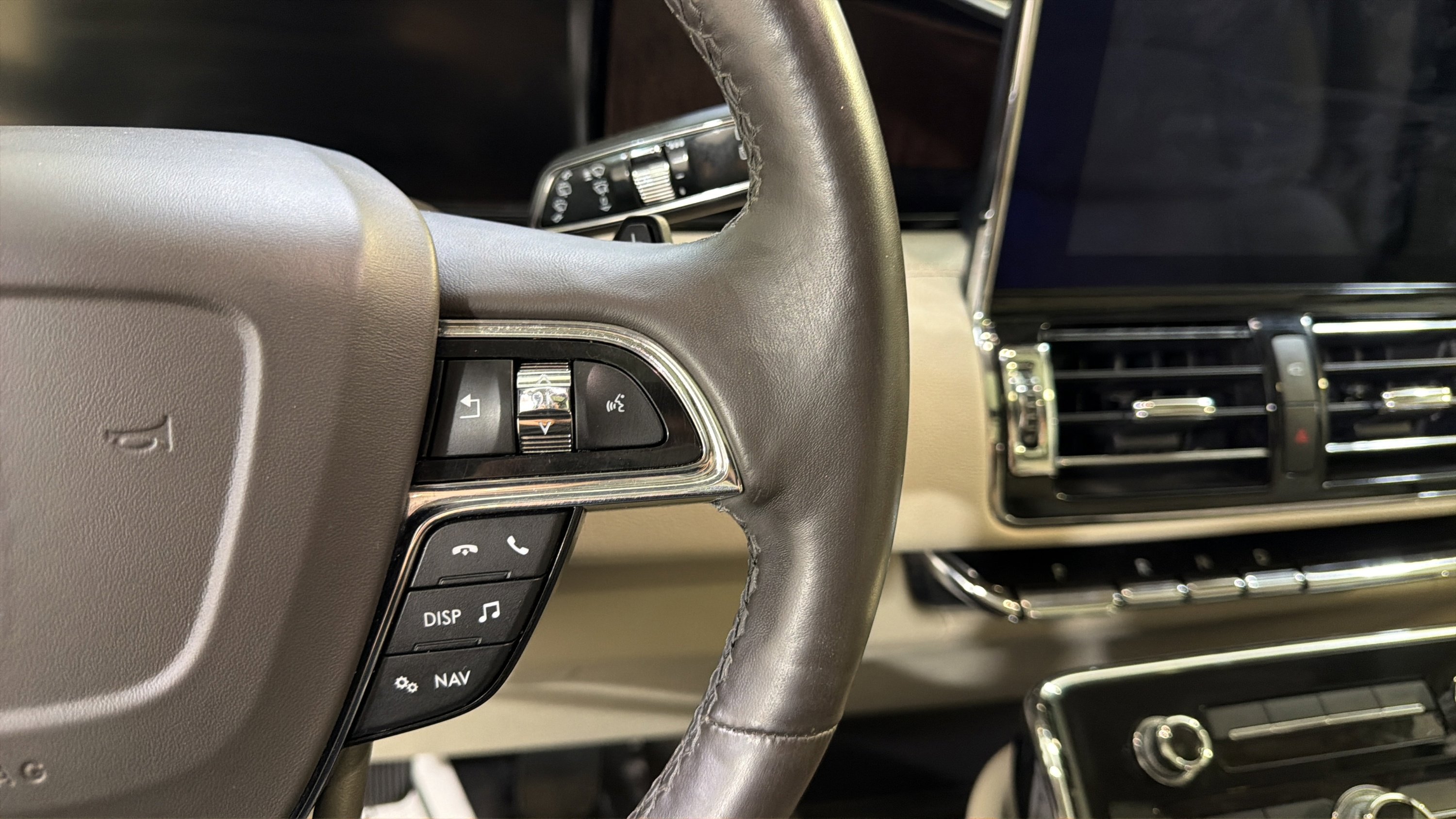 Used 2019 Lincoln Navigator Select w/ Cargo Package AWD/4WD image 25
