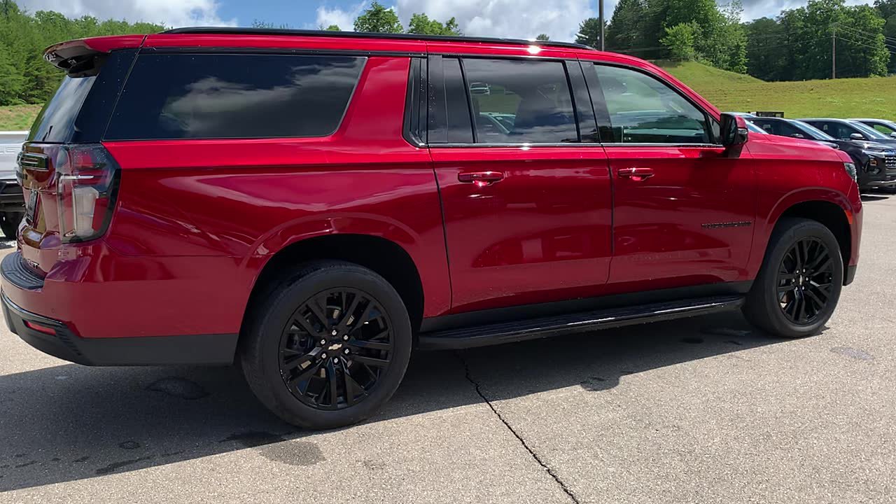 Used 2024 Chevrolet Suburban RST w/ Luxury Package RWD image 4
