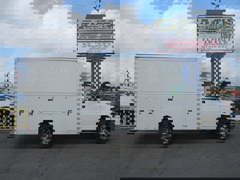 Used 2016 Chevrolet Express 3500 RWD image 2