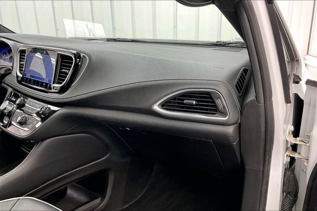 Used 2025 Chrysler Pacifica Limited FWD image 18
