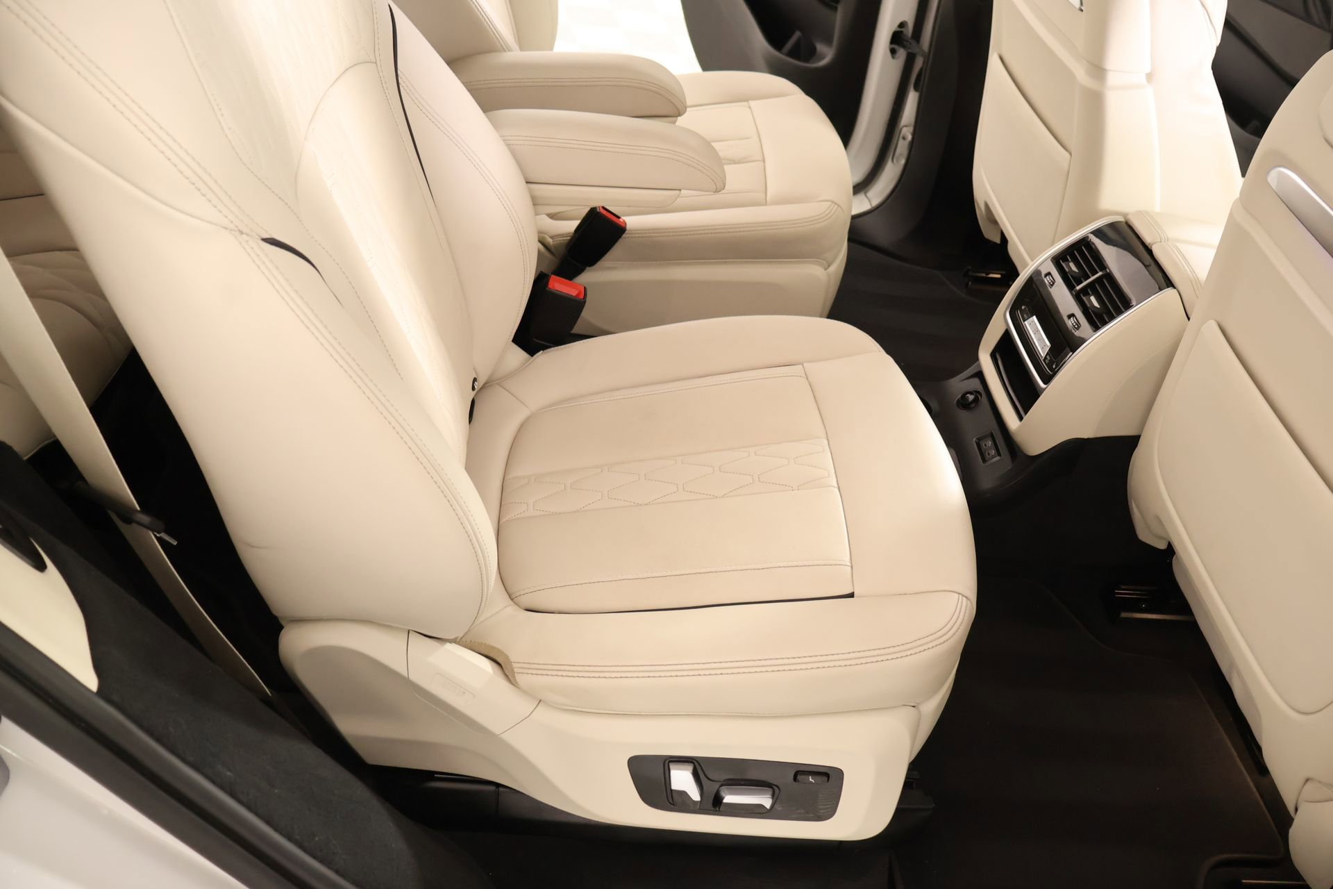 Used 2023 BMW X7 xDrive40i w/ M Sport Package image 16