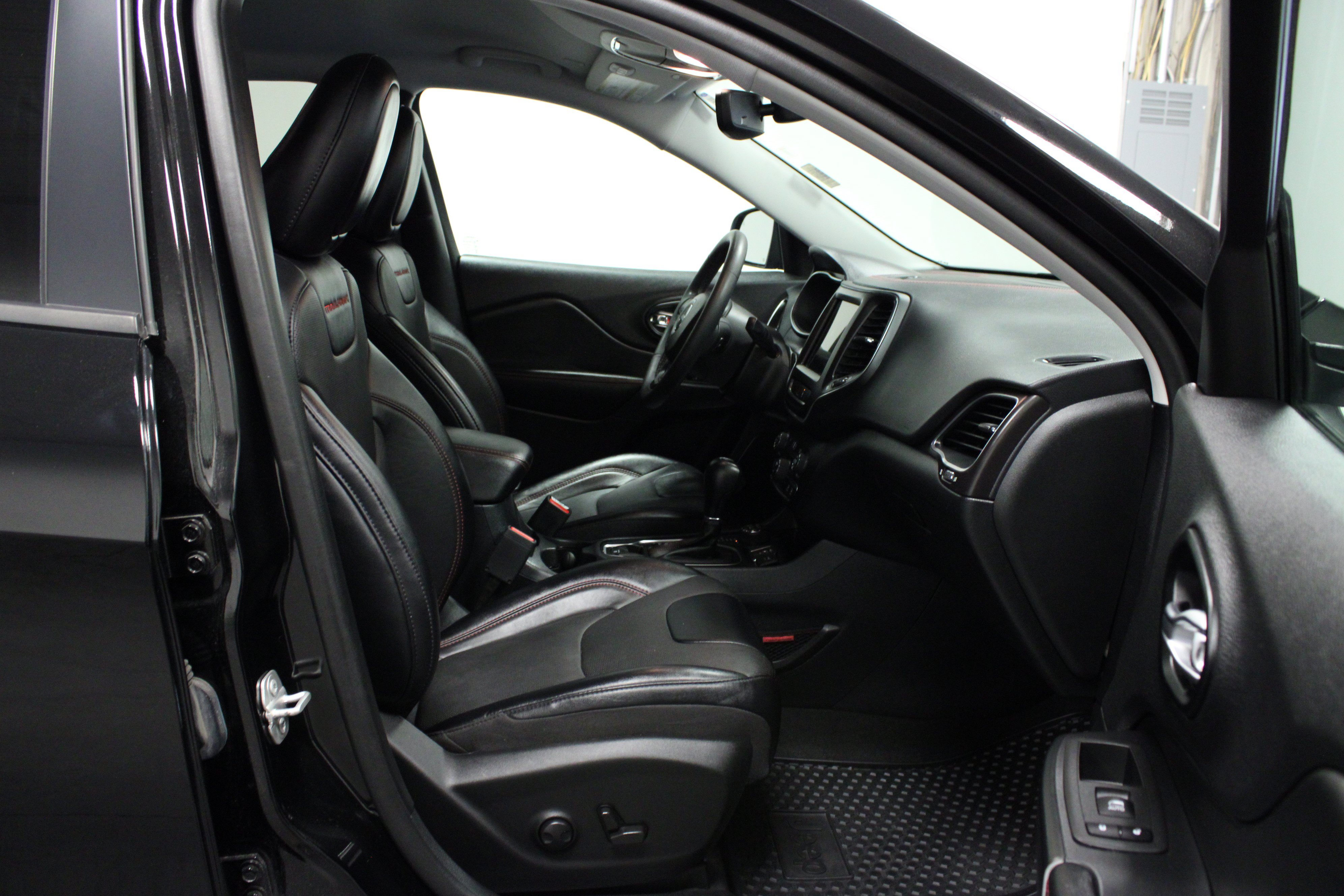 Used 2022 Jeep Cherokee Trailhawk w/ Premium Leather Package AWD/4WD image 16