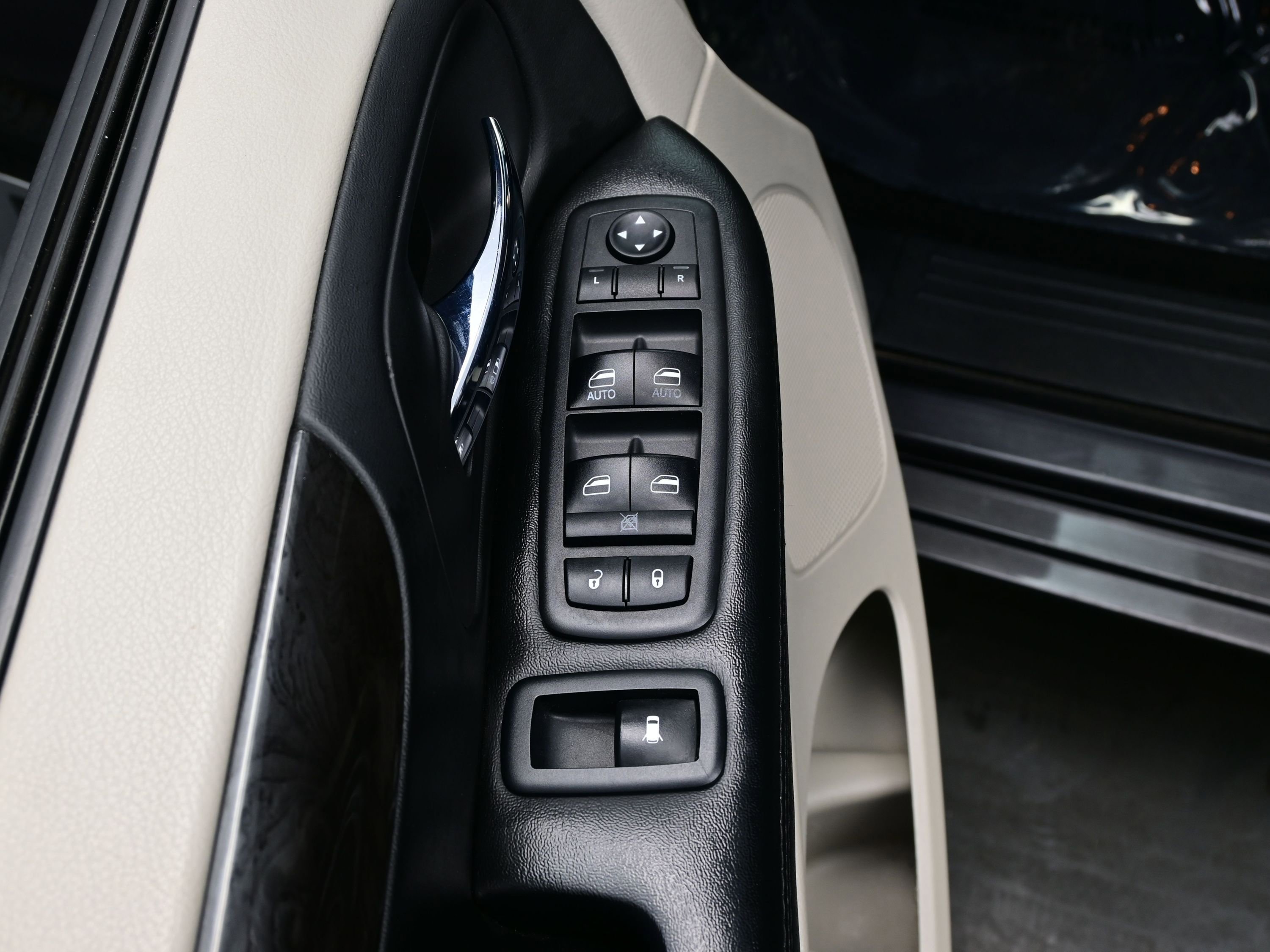 Used 2018 Dodge Grand Caravan SE w/ UConnect Hands-Free Group image 10