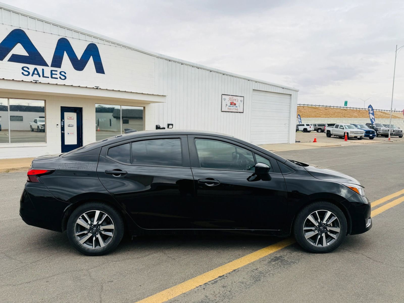 Used 2023 Nissan Versa SV FWD image 2