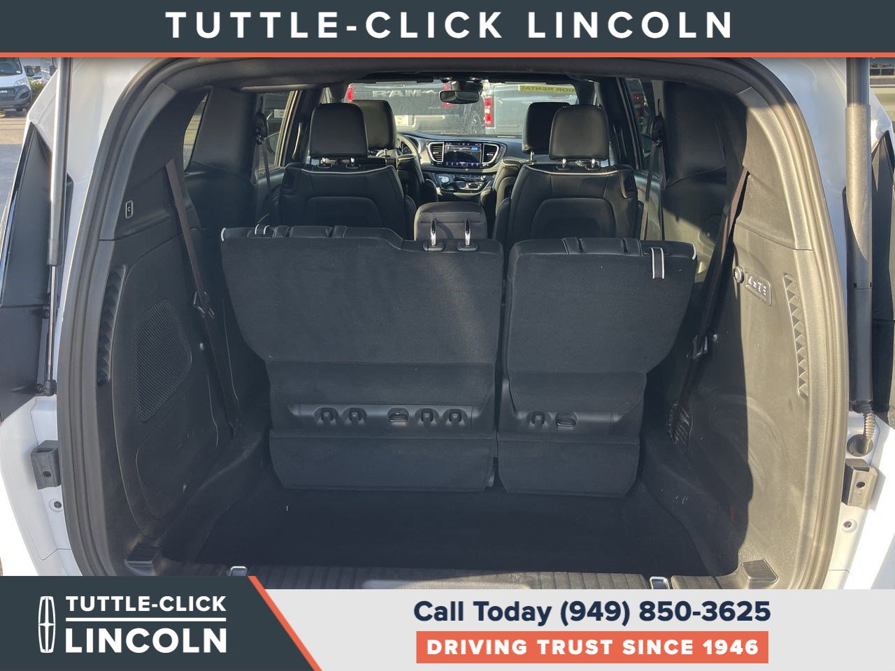 Used 2024 Chrysler Pacifica Limited w/ Uconnect Theater Family Group FWD image 27