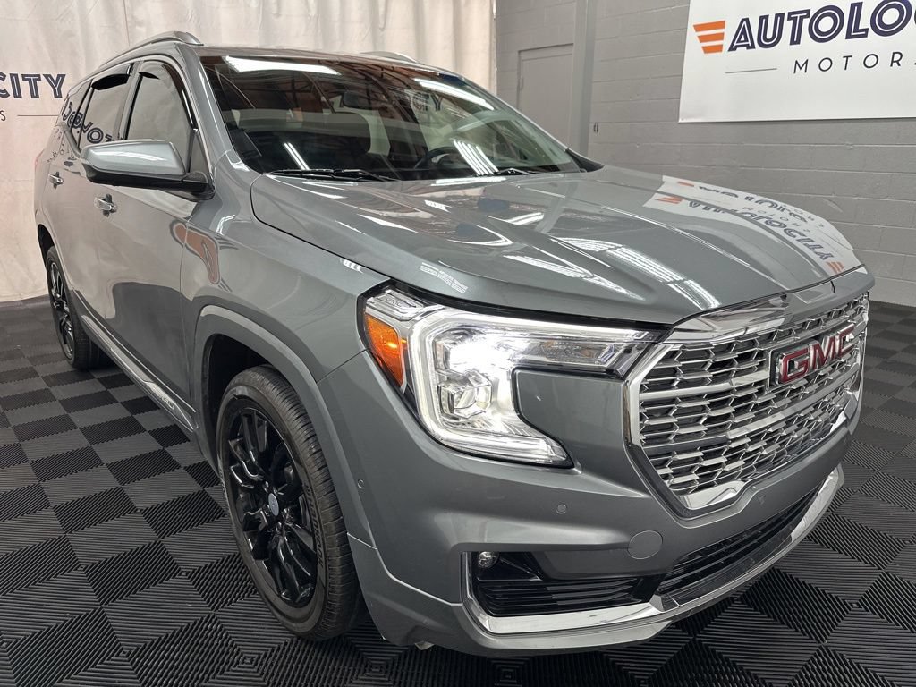 Used 2024 GMC Terrain Denali w/ Denali Premium Package AWD/4WD image 3