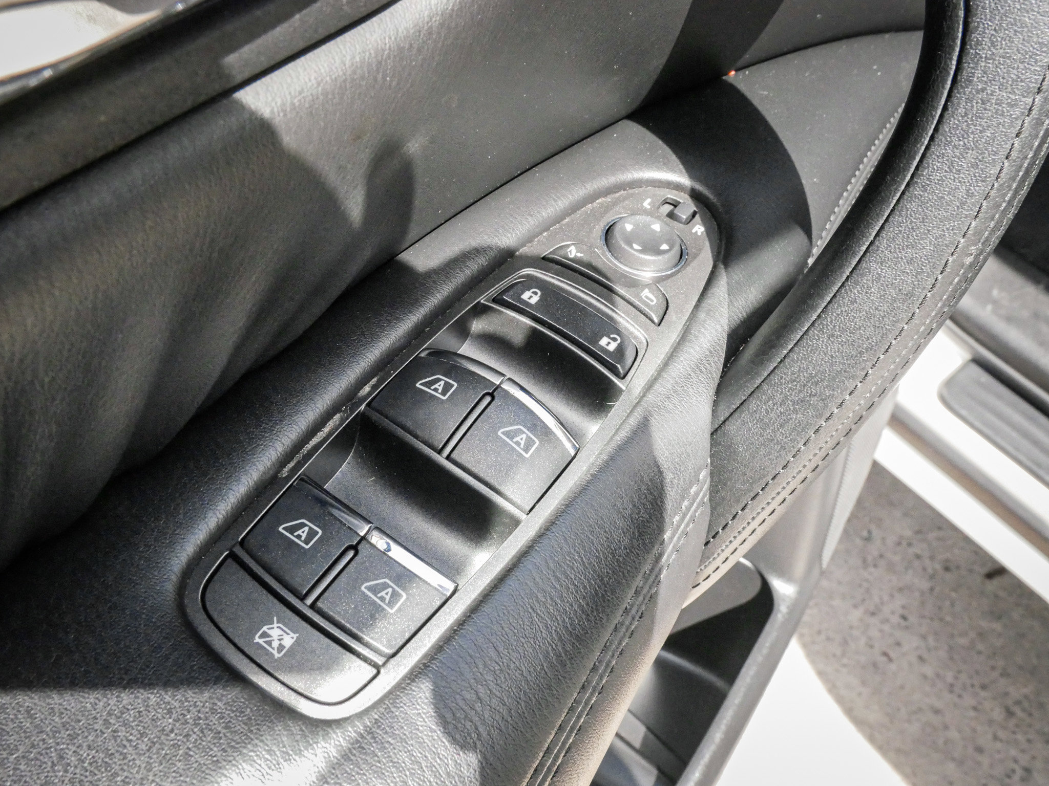 Used 2024 Nissan Armada SL w/ Captain's Chairs Package image 15