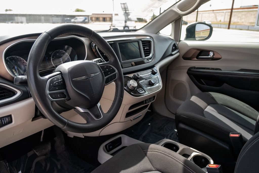 Used 2023 Chrysler Voyager LX FWD image 14