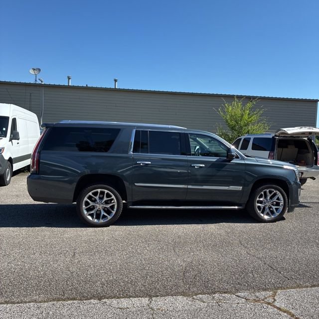 Used 2019 Cadillac Escalade ESV Luxury AWD/4WD image 2