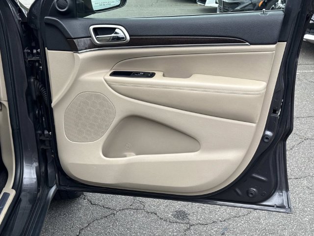 Used 2017 Jeep Grand Cherokee Limited AWD/4WD image 8