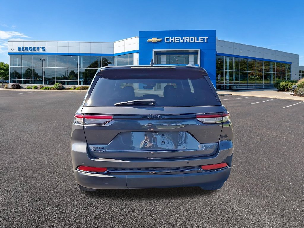Used 2024 Jeep Grand Cherokee Altitude AWD/4WD image 6