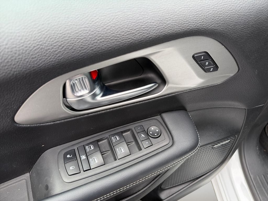 Used 2023 Chrysler Pacifica Limited w/ Uconnect Theater Family Group FWD image 21