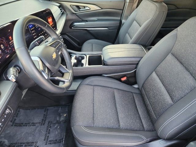 Used 2025 Chevrolet Traverse LT image 4