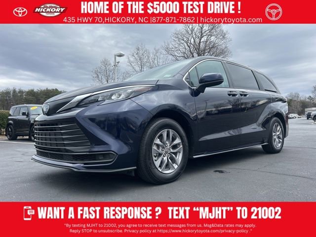 Used 2024 Toyota Sienna LE image 1