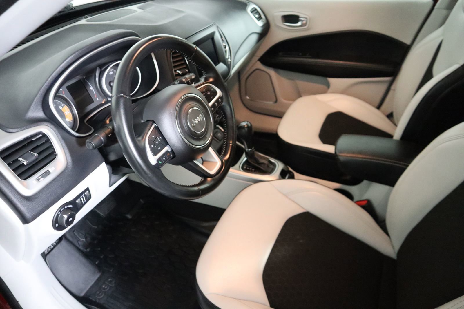 Used 2021 Jeep Compass Latitude w/ Driver Assistance Group image 31