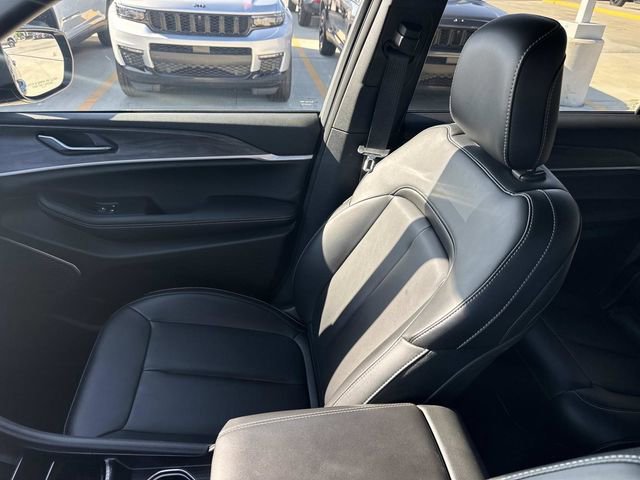 Used 2025 Jeep Grand Cherokee L Limited w/ Black Appearance Package image 17