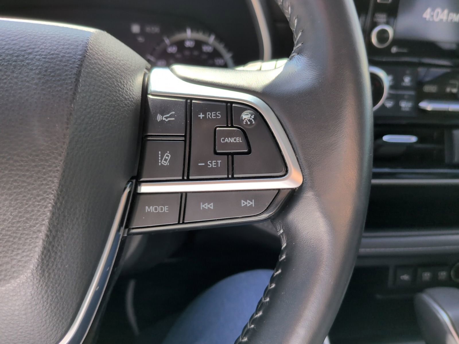 Used 2021 Toyota Highlander XLE AWD/4WD image 20
